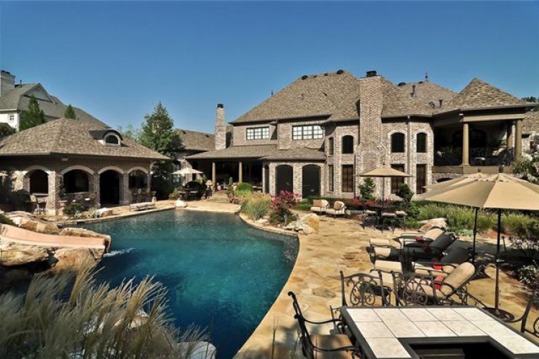 Premier Golf & Amenities Attract Buyers to The Governors Club