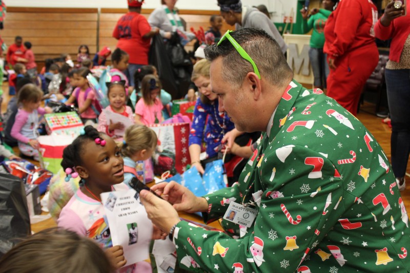 Shaq Mason brings Christmas to local Highland Park students