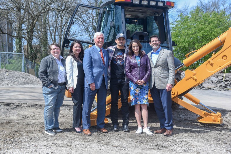 Brad Paisley catches Browns practice