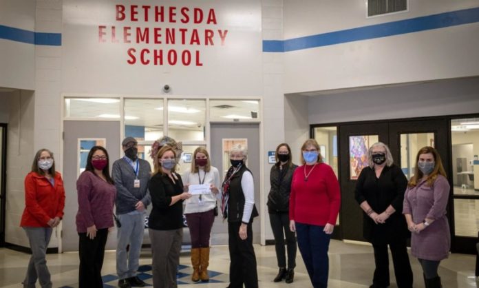 Recently, the Beta Zeta chapter of the Alpha Delta Kappa sorority presented BES Principal Jill Justus a $500 donation to be used toward teacher morale Recently, the Beta Zeta chapter of the Alpha Delta Kappa sorority presented BES Principal Jill Justus a $500 donation to be used toward teacher morale